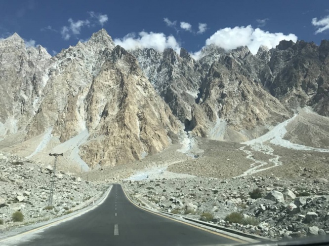 世界一高所を通る、危険な道路「カラコルム・ハイウェイ」