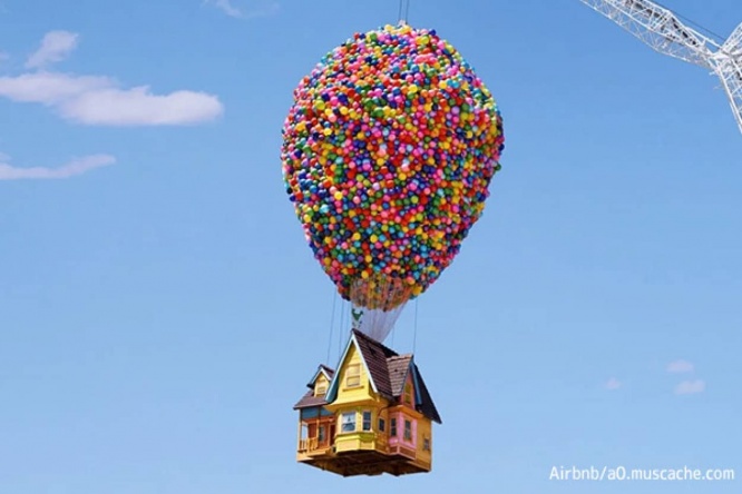 「カールじいさんの空飛ぶ家」を再現した家に宿泊できる!映画の世界観に浸れるAirbnbの新サービス