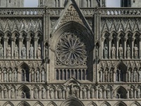 こいつ、動くぞ！一枚の建築写真から作られた、ノルウェー、ニーダロス大聖堂のうごめく聖人の彫刻アニメーション