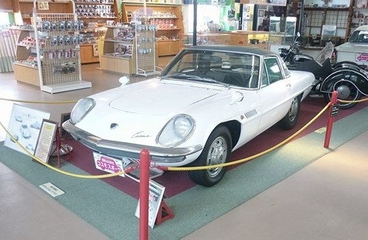 展示中のコスモスポーツ（以下、西日本パブリック提供）