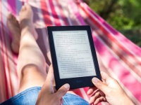 画面上での読書は、紙の本での読書より理解力が低下し情報を保持しづらいことが判明