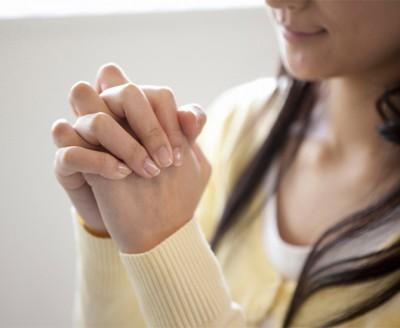 生理中は本当につらい!?　思わず女子が神頼みしたくなる瞬間・4選