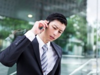 こちとら仕事中なんじゃボケ！　男性がウザいと感る彼女からの連絡