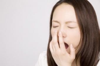 睡眠不足は“クマ”の原因に！　働く女性たちの「睡眠時間」ランキング