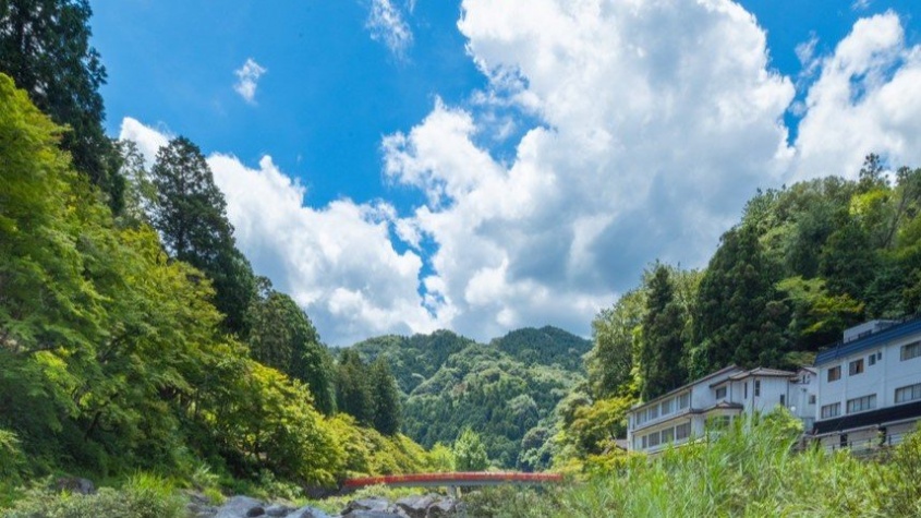 透きとおる川に大迫力の〝夏空リフレクション〟　清涼で爽快な絶景に「素晴らしい」「夏を感じる！！」の声