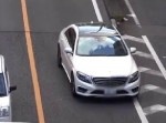 警官仕事しろ！　ベンツが交通違反をしてもなぜかスルー…