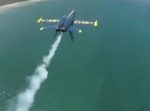 ギリギリまで接近するアクロバット飛行隊のパフォーマンスがすげぇぇぇ！
