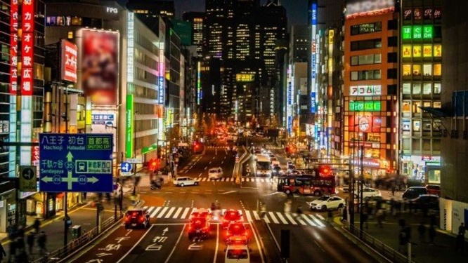 新宿の街で(画像はphotoAC)