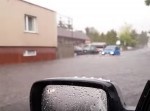 大雨で冠水した道路！　窓を開けたら運が悪いことに…