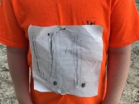 大好きなアメフトチームのTシャツを自作した少年がいじめられていることを知ったチーム、そのデザインを公式Tシャツに