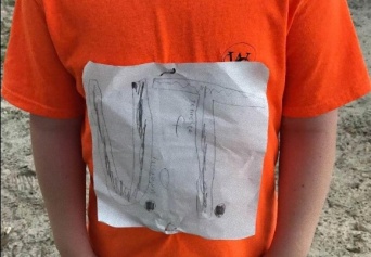 大好きなアメフトチームのTシャツを自作した少年がいじめられていることを知ったチーム、そのデザインを公式Tシャツに