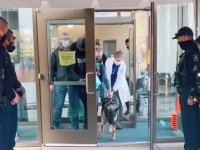 ありがとう！おかえりなさい。銃弾を受け重傷を負った警察犬が奇跡の生還、警官らが整列して出迎える（アメリカ）