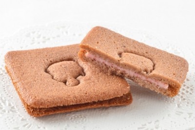 【横浜土産】童謡“赤い靴”をイメージしたデザインがキュート。イチゴが香るサクサクの「いちごラングドシャ」