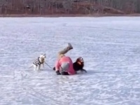 「ご主人～！」と氷の上を駆け寄った愛犬、滑って転んで飼い主の足に見事なタックルをしかけてしまう