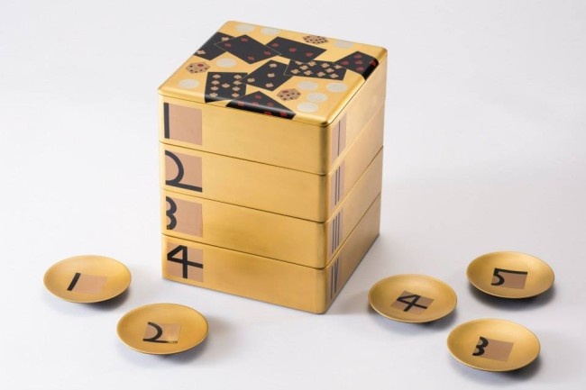 「カジノ重箱」 デザイナー：服部一成 　産地：川連漆器