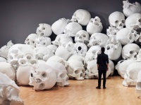 巨大な頭蓋骨がゴーロゴロ。ハイパーリアリズム彫刻家による頭蓋骨ゴロゴロアートが圧倒的大迫力