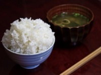 天高く馬肥ゆる秋！　女性は「大盛り無料」のお店で大盛りを頼む？　⇒「頼む！」●％