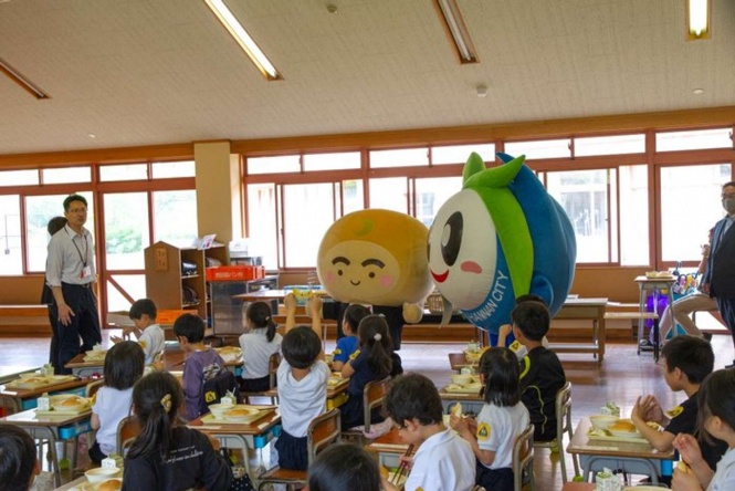 2023年の月化粧の日の様子、画面中央が「つきろーくん」