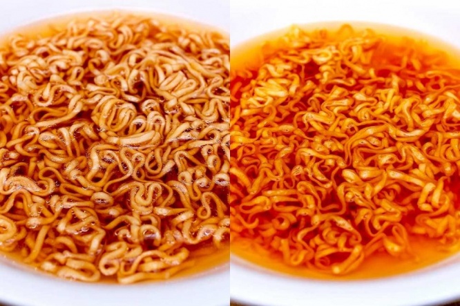 お湯をかけた東京拉麺（左）とチキンラーメン（右）