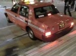 立ち往生したタクシーを助ける若者たち⇒　運転手お礼をせずに立ち去る…