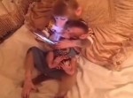 【動画あり】親猿が子猿にタブレットの使い方を教えているぞ！