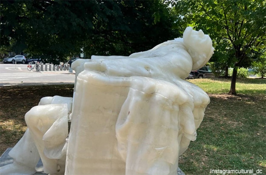 リンカーン大統領が溶ける。あまりの暑さにぐったりしてしまった蝋人形