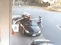 ガソリンスタンドで追突事故発生！母親の子供救出劇に絶賛の嵐