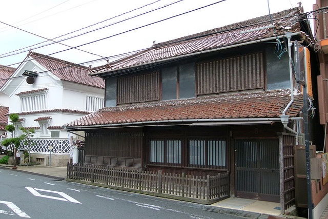 酒蔵が集まる西条の街並み（rail02000さん撮影、Flickrより）