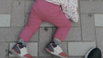 スーパーの入り口で転がり、ギャーギャー泣き喚く3歳次女。イヤイヤ期に困り果てる私に、見知らぬ高齢女性が...（愛知県・40代女性）