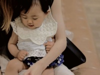 幼い娘を連れて実家へ（画像はイメージ）