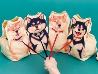 柴犬をお散歩させたいのに、踏ん張ってテコでも動かない感が楽しめる「柴犬のイヤイヤきんちゃく」が発売中