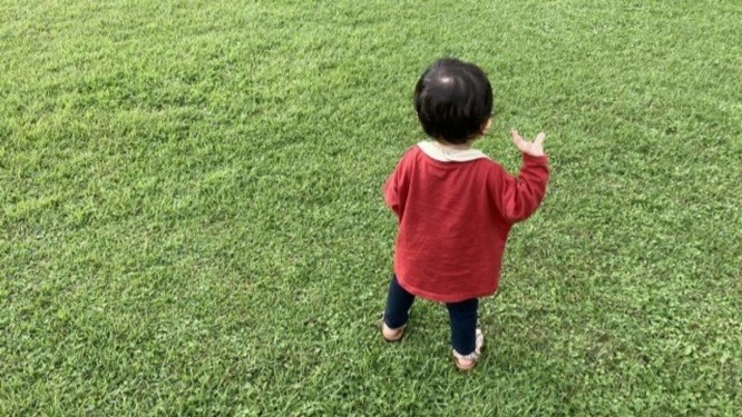 1歳娘と散歩中に（画像はphotoAC）