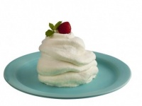 ミルキークリームと苺のシフォンケーキ