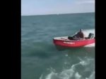 海の上でも煽り運転！？ おじさんの乗ったボートが迫り来る！