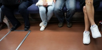 「満員電車でウトウトし、床に座り込む幼い娘。そばで見ていた見知らぬ男性が、彼女を急に抱き上げて...」（三重県・40代女性）