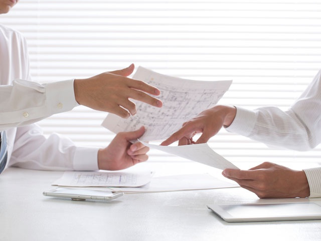 握手するビジネスマン