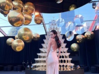 背中がぱっくり……。水原希子、大胆ドレスで美背中披露に「美しすぎかわいすぎ」「So beautiful Kiko」の声