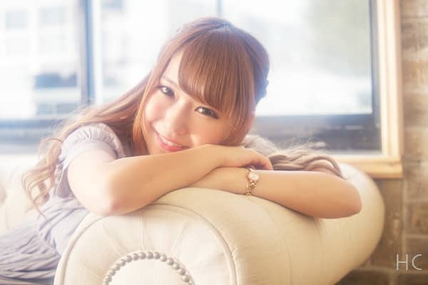 ソファに座る笑顔の女性