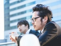 ノリノリな男性はたった10％！　人前で彼女の話をするのは好き？　嫌い？