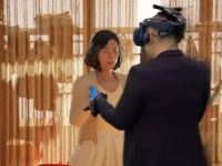 亡き妻とVR（仮想現実）で再会した夫、泣きながら思い出のワルツを踊る