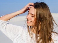 「髪をかきあげる女性」がモテる理由