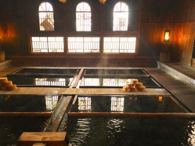 アーチ窓が印象的な混浴大浴場