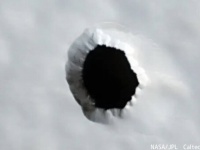 火星で発見された謎めいた穴。将来宇宙飛行士のシェルターや住処となるかもしれない