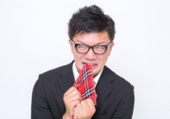 くそっ、悔しい……！　男性が思わず「嫉妬してしまう」元カレの特徴