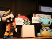 発表会には「むすび丸」も登場（写真一番左）。手話で魅力を発信していた。