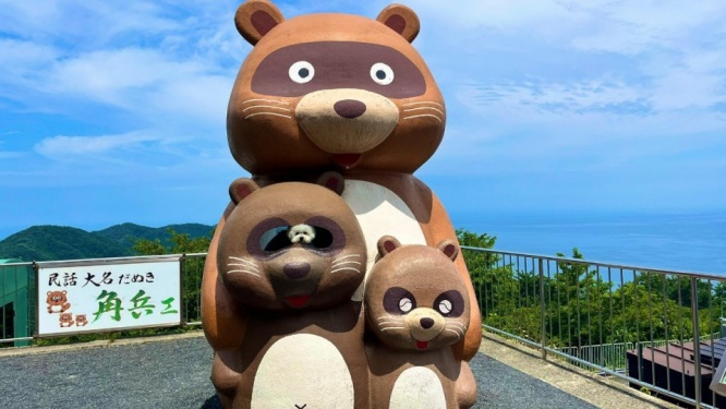 何故そんな場所に穴が...　白ふわワンコを「一ツ目タヌキ」にしてしまうオブジェがこちらです