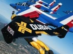 “人間飛行機”とフランス空軍のアクロバットチームが史上初の同時飛行！