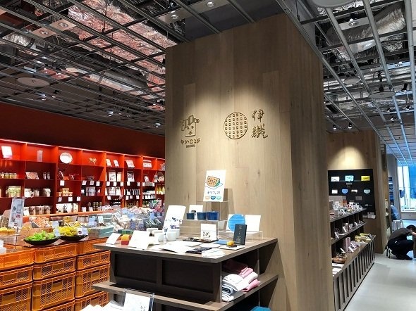 今治タオルを販売するタオル店「伊織」も併設されている（2018年7月記者撮影）