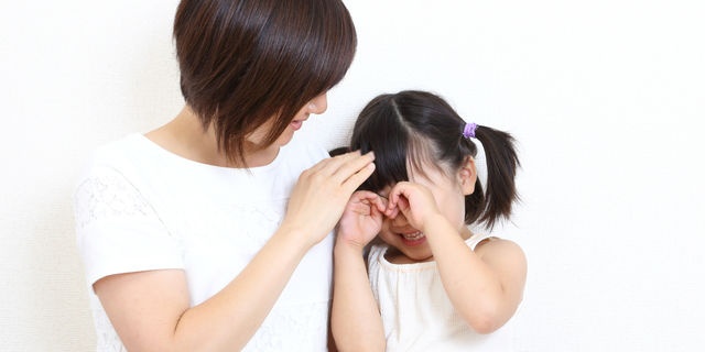 泣く子供を褒める