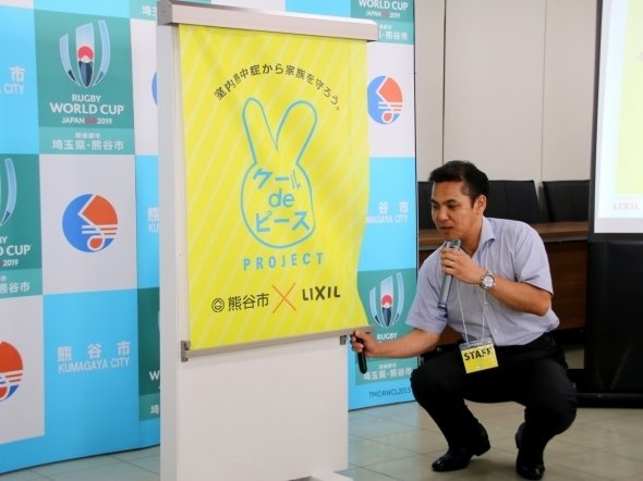 「スタイルシェード」のサンプルを下ろす大島氏